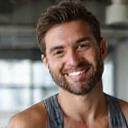 Javier L. con una sonrisa genuina, luciendo en forma y activo